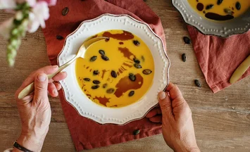 Recept: Kremna bučna juha z ingverjem in kokosovim mlekom