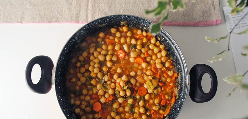Recept: Čičerika enolončnica z zelenjavo in začimbami