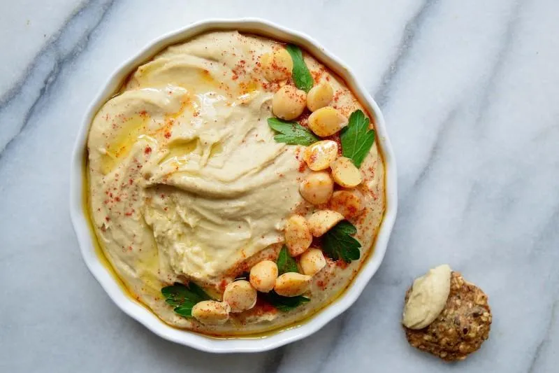 Recept: Domač humus z olivnim oljem in papriko