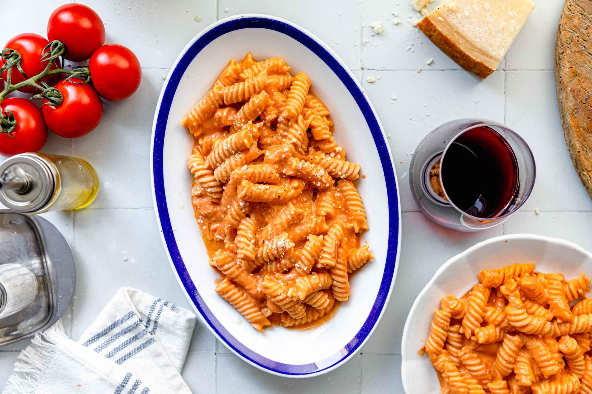 Recept: Testenine z omako iz paradižnika, česna in bazilike